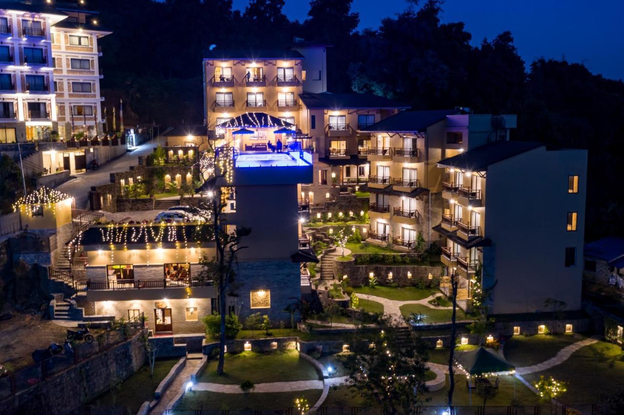 Bar Peepal Resort Похара Екстериор снимка The resort at night
