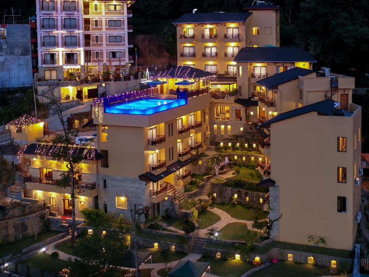 Bar Peepal Resort Похара Екстериор снимка The hotel at night