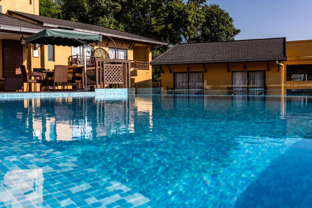Bar Peepal Resort Похара Екстериор снимка The swimming pool at the hotel