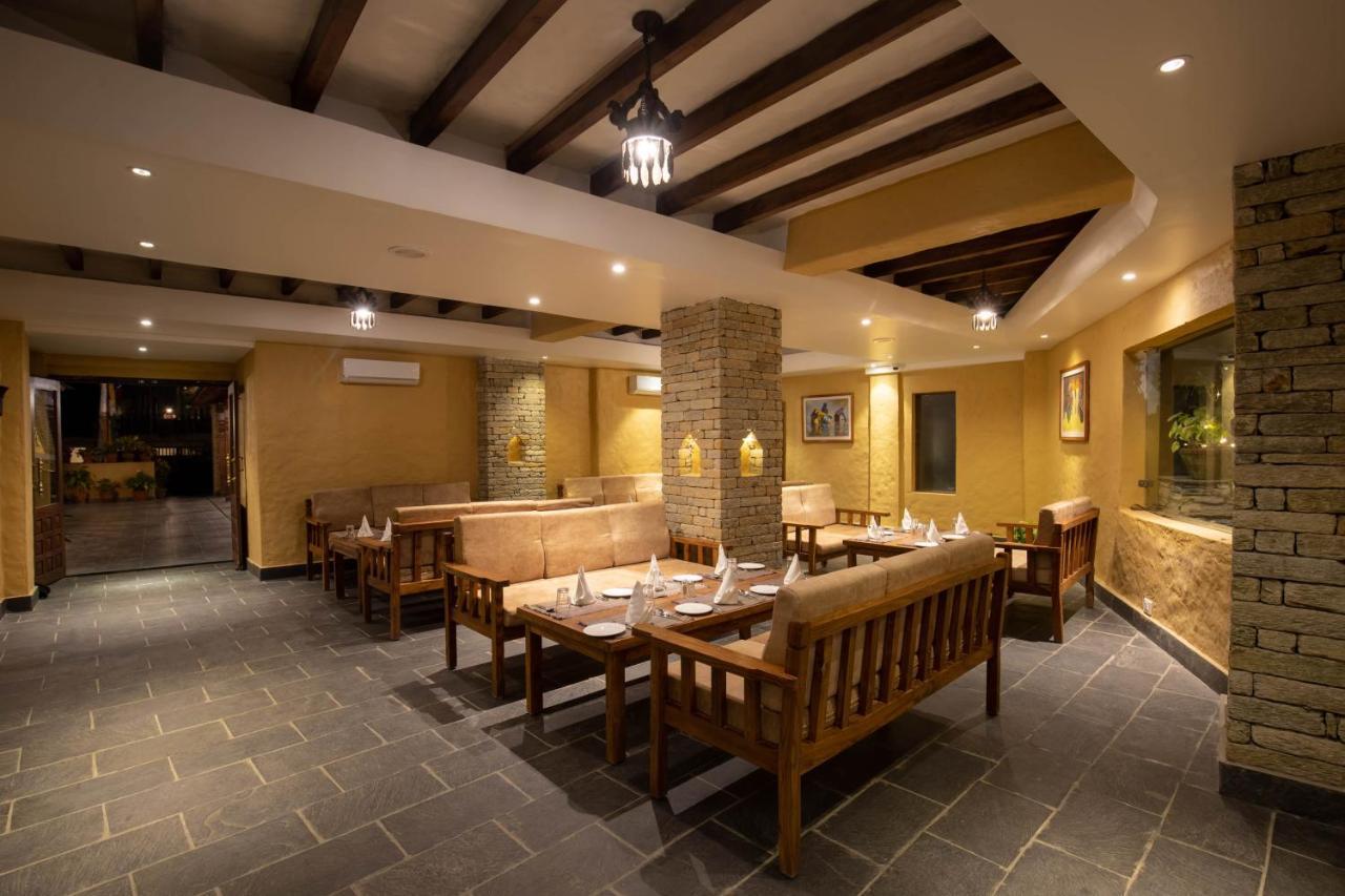Bar Peepal Resort Похара Екстериор снимка The restaurant at the resort