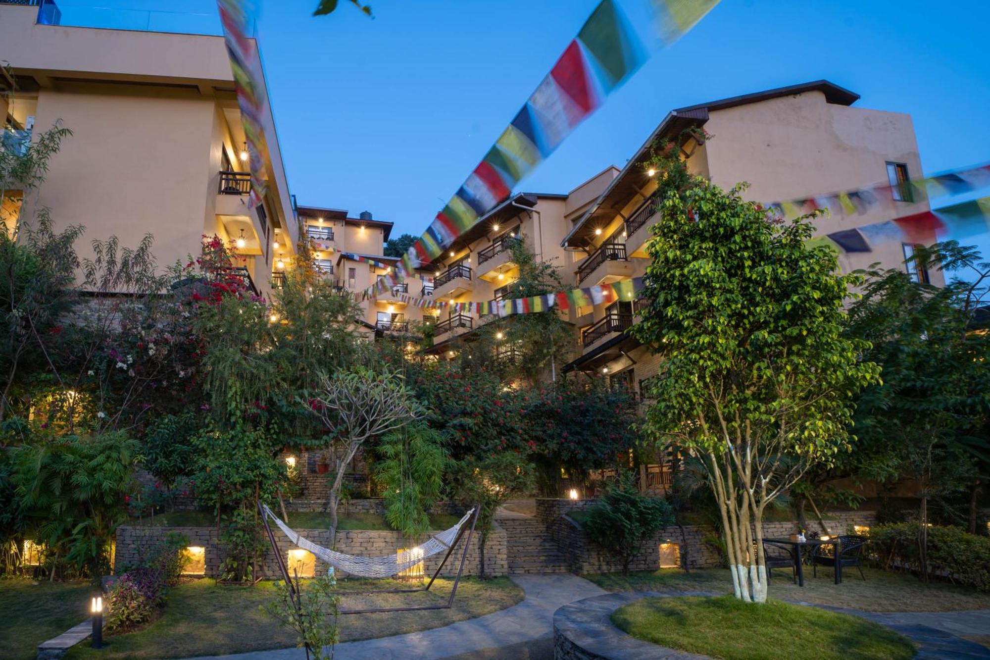 Bar Peepal Resort Похара Екстериор снимка The hotel at night