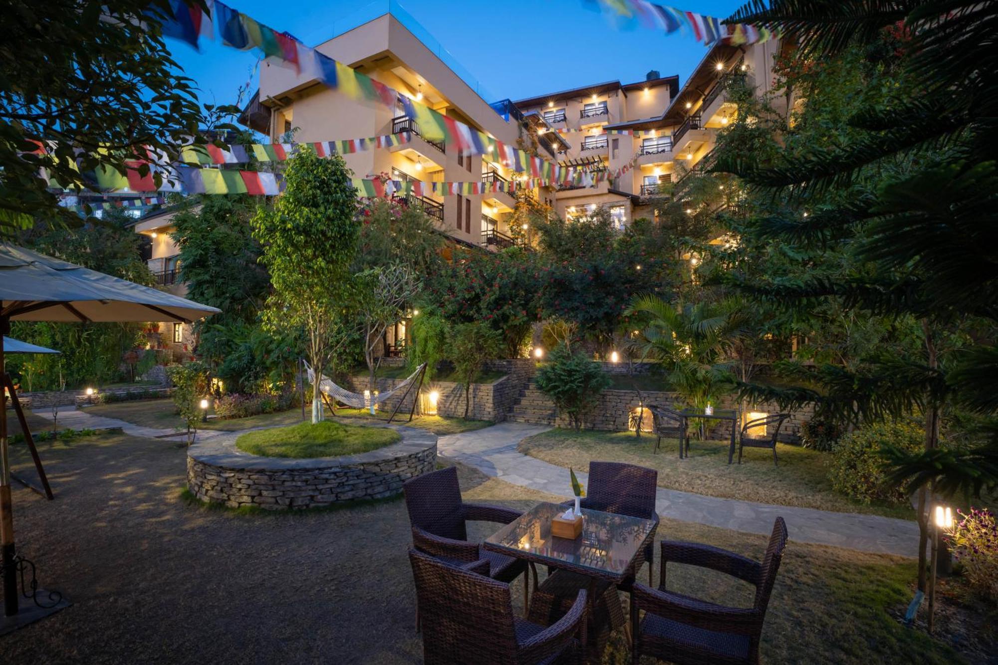 Bar Peepal Resort Похара Екстериор снимка The hotel's courtyard