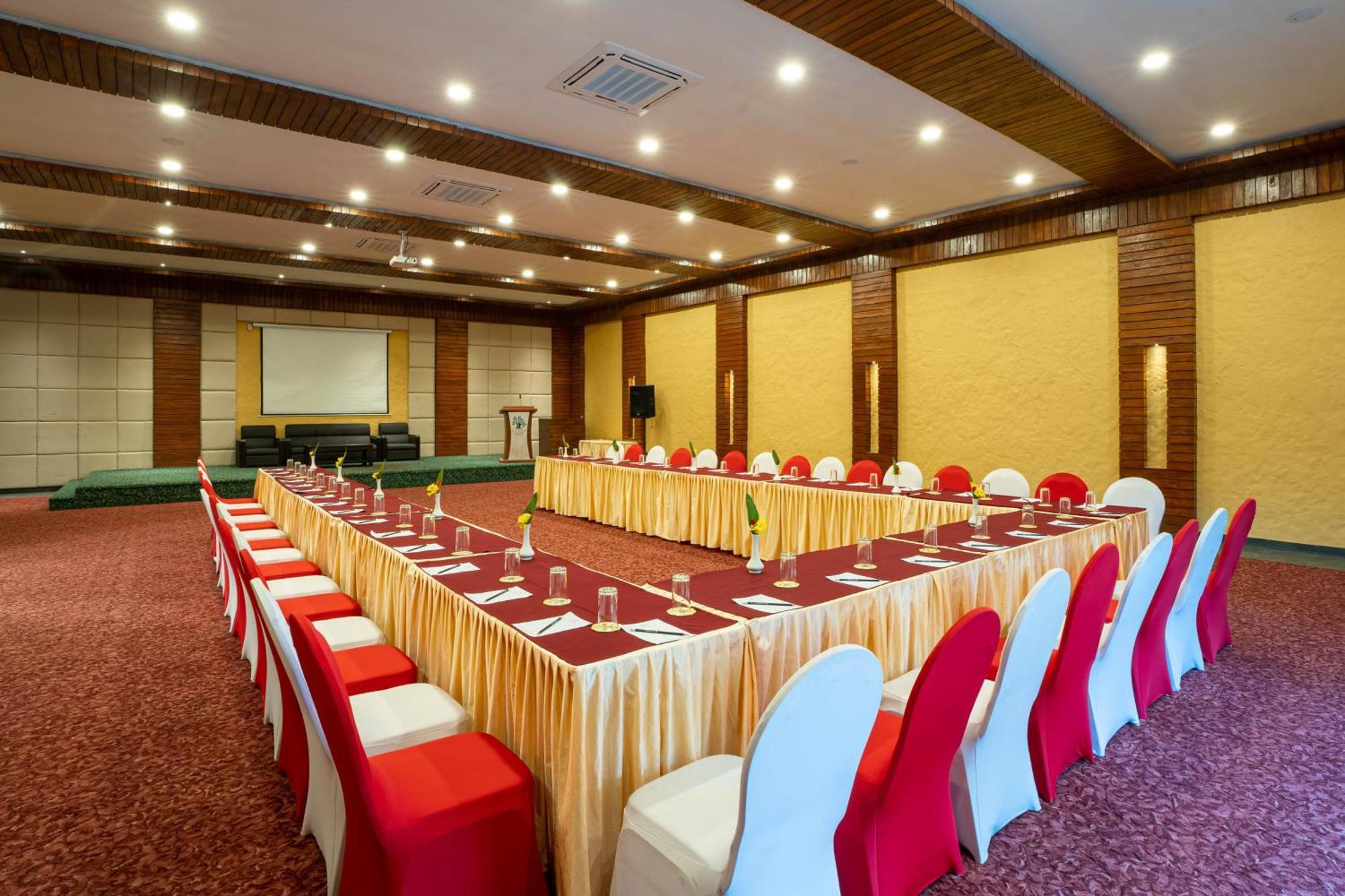 Bar Peepal Resort Похара Екстериор снимка Meeting room