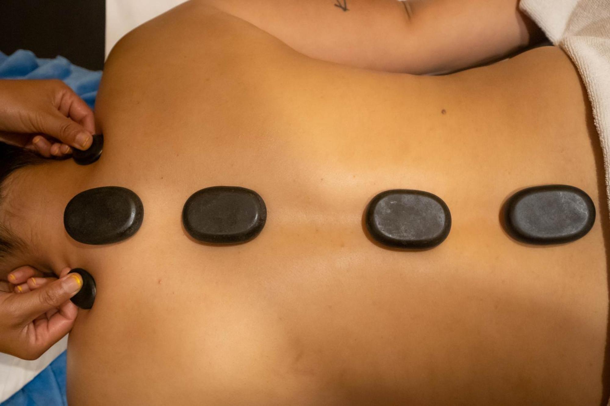 Bar Peepal Resort Похара Екстериор снимка Hot stone massage