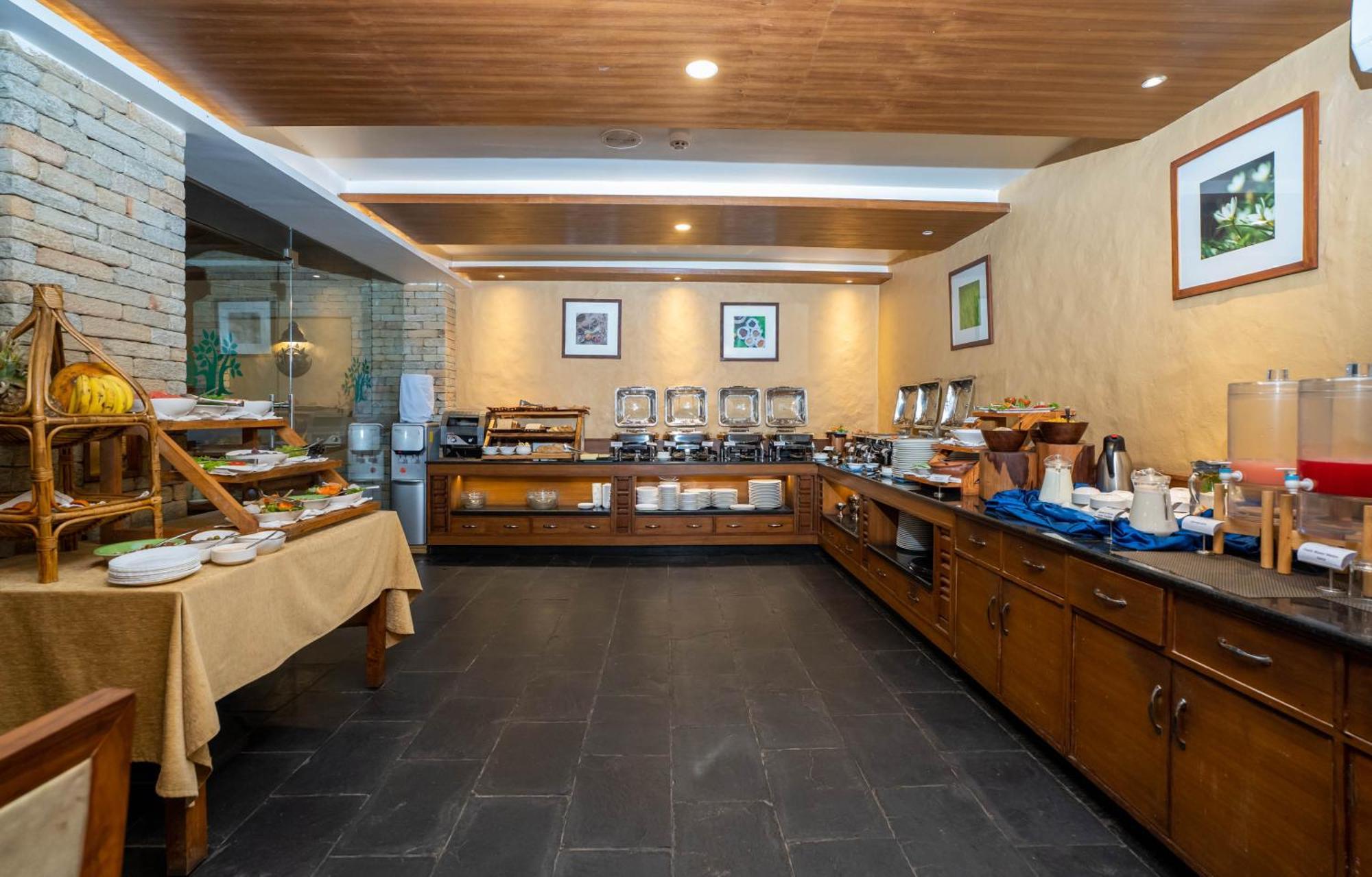 Bar Peepal Resort Похара Екстериор снимка The buffet at the restaurant